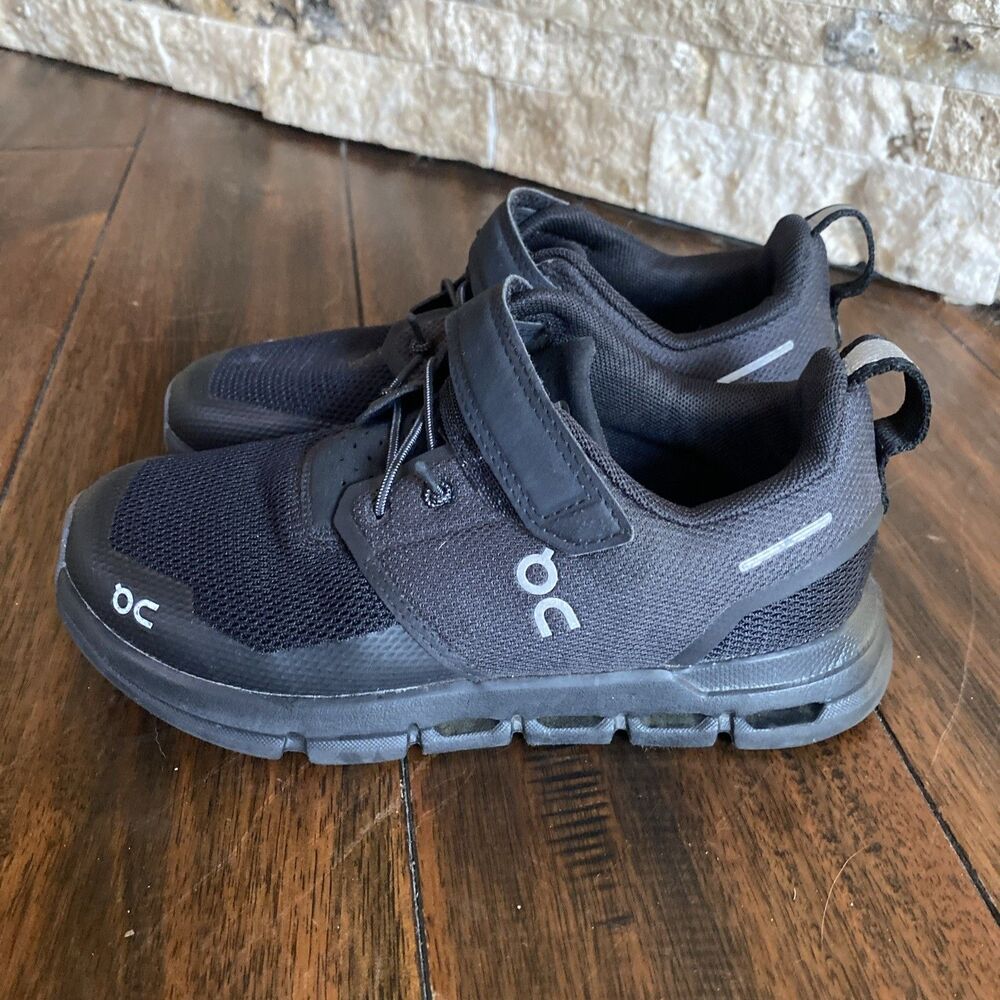 OnCloud On Running Cloud Play Kids Size 12.5 Black Little Boy